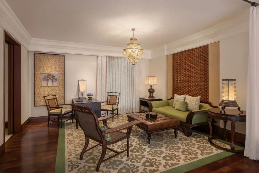 Eleganter Wohnbereich der Doppel Villa Suite mit antikem Sofa und Kronleuchter