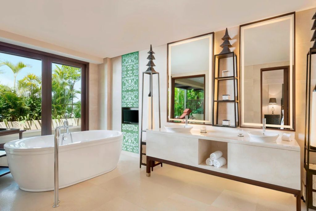 Modernes Badezimmer mit freistehender Badewanne und großem Waschtisch