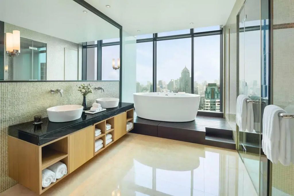 Modernes Badezimmer mit freistehender Badewanne und Blick auf die Stadt