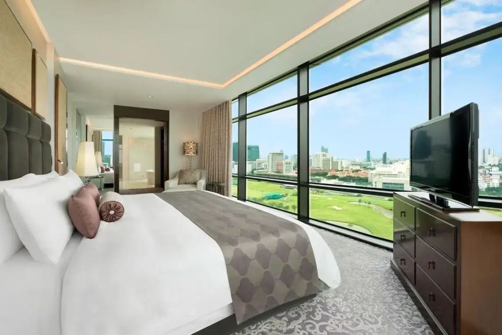 Luxuriöse Suite mit großem Fenster und Blick auf den Golfplatz.
