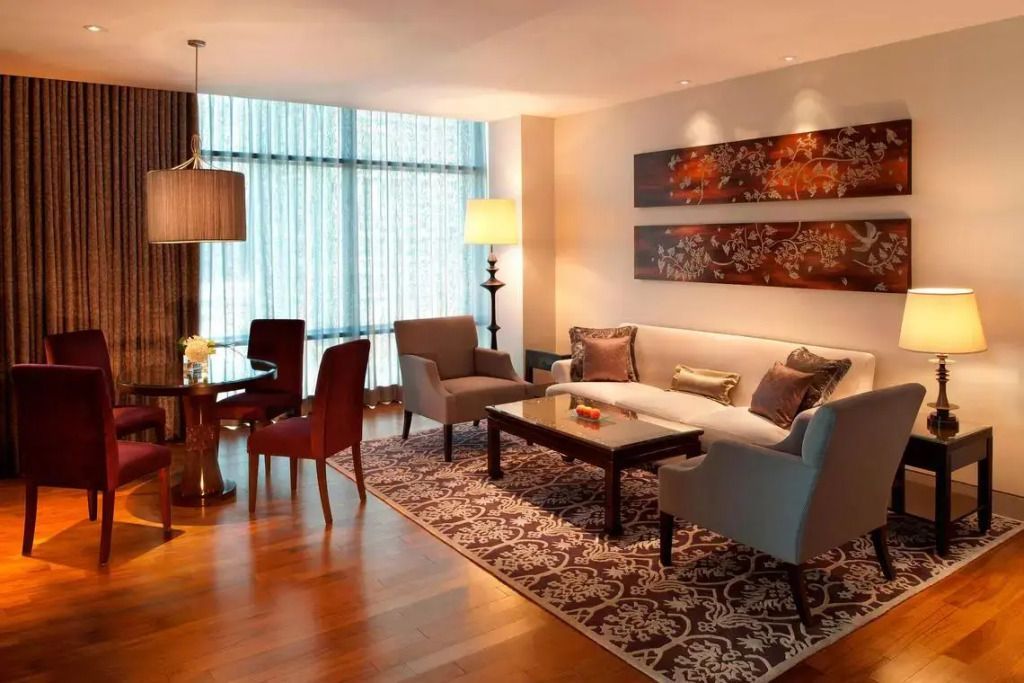 Gemütliches Wohnzimmer mit eleganter Einrichtung und Holzfußboden.
