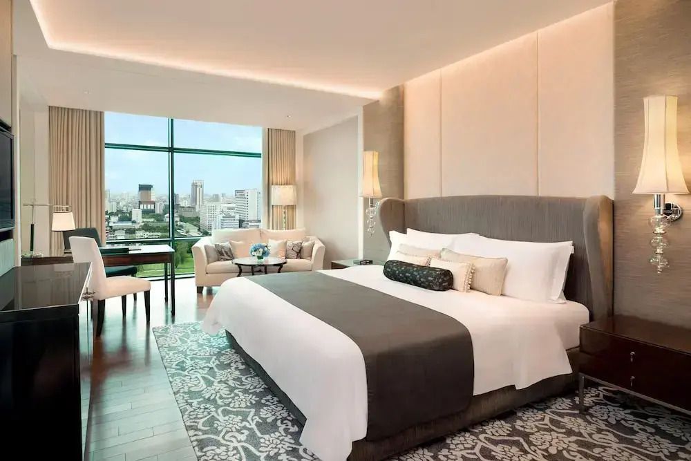 Luxuriöses Zimmer mit Kingsize-Bett und modernem Dekor, Blick auf Bangkok