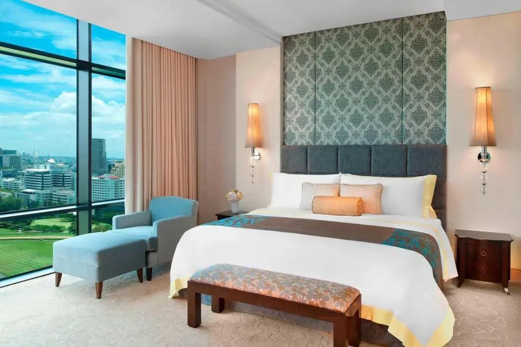 Luxuriöses Schlafzimmer der John Jacob Astor Suite mit Kingsize-Bett und Stadtblick