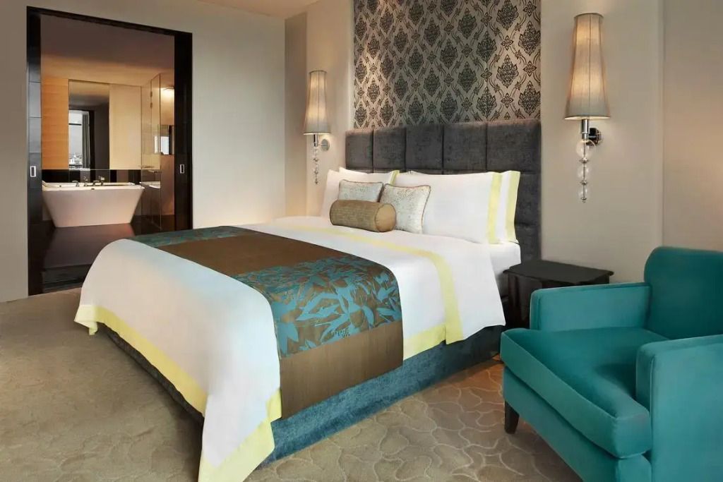 Elegantes Schlafzimmer mit großem Bett und stilvollen Leuchten