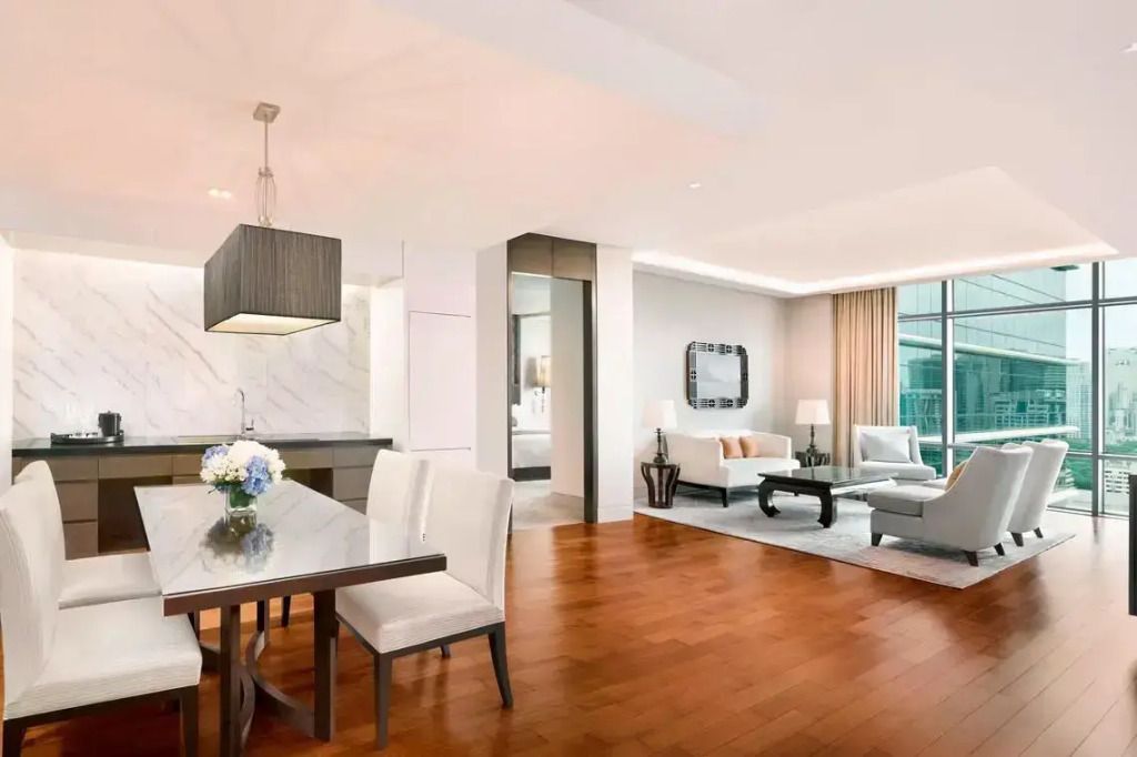 Elegante Suite mit Essbereich und gemütlichem Wohnraum