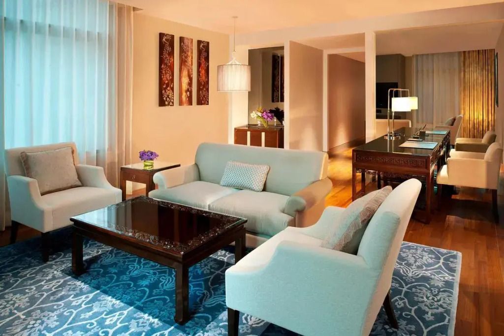 Helles Wohnbereich in der Metropolitan Doppel Suite mit eleganten Möbeln