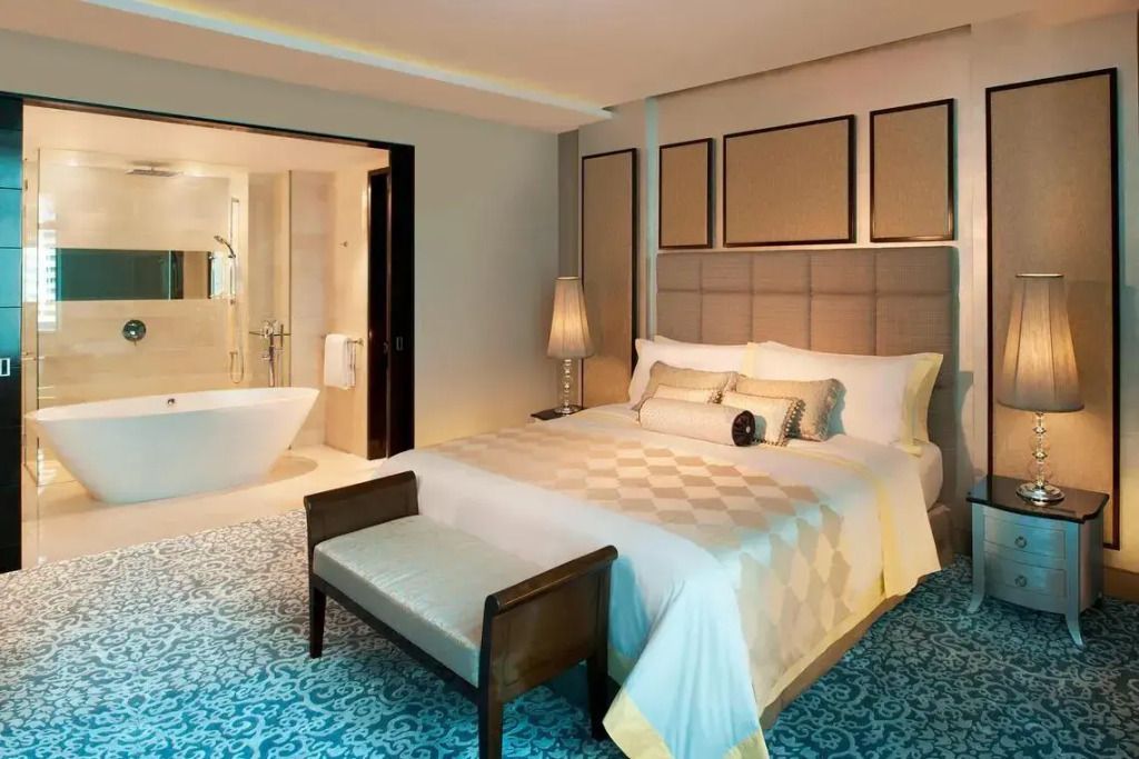 Geräumiges Schlafzimmer in der Suite mit großem Doppelbett und Teppichboden