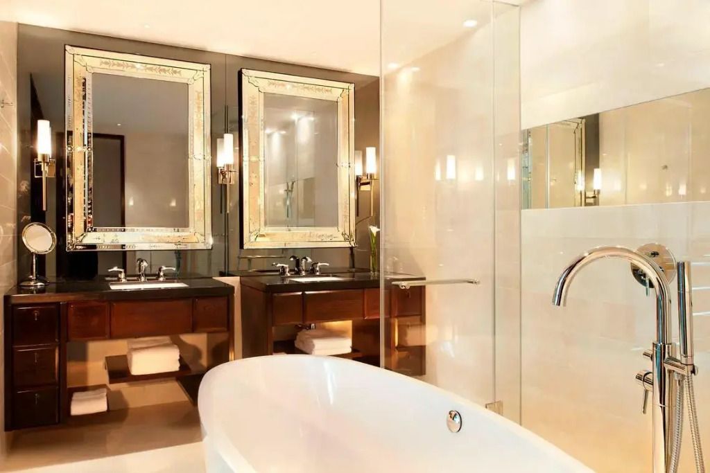 Luxuriöses Badezimmer mit freistehender Badewanne und Doppelwaschbecken