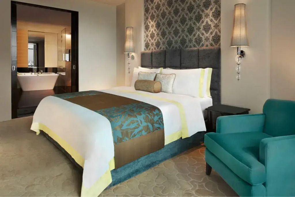 Elegantes Schlafzimmer mit Doppelbett und stilvoller Wanddekoration