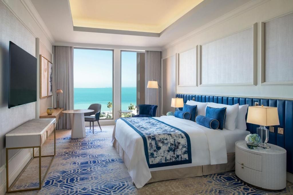 Geräumiges Zimmer mit Doppelbett und Meerblick bieten Komfort und Eleganz.