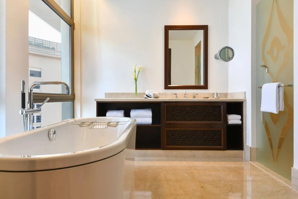 Modernes Badezimmer mit freistehender Badewanne und eleganten Armaturen.