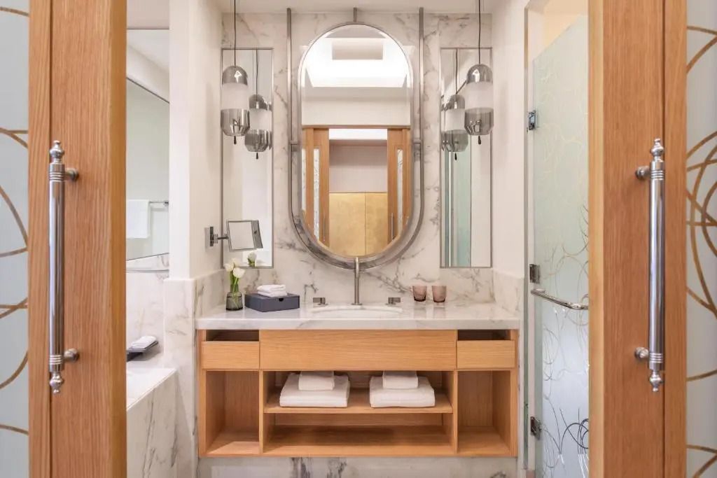 Hochwertiges Badezimmer mit elegantem Waschtisch und modernem Design.