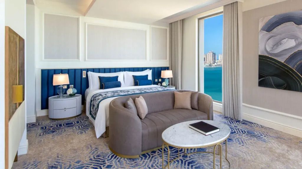 Luxuriöses Schlafzimmer mit Blick auf das Meer und moderne Einrichtung in der Empire Suite