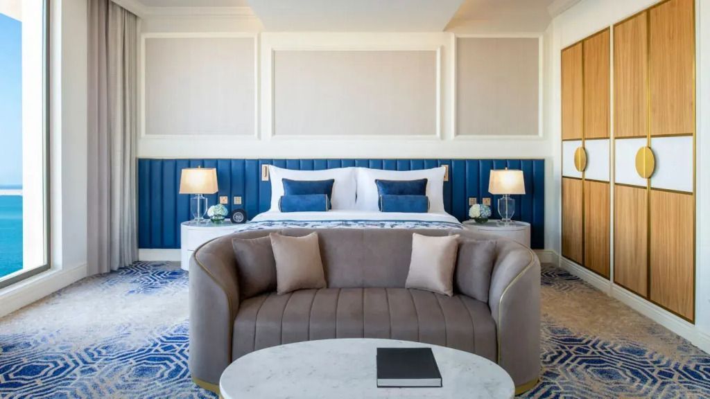 Helles Schlafzimmer mit stilvoller Einrichtung und bequemer Sitzgelegenheit in der Empire Suite