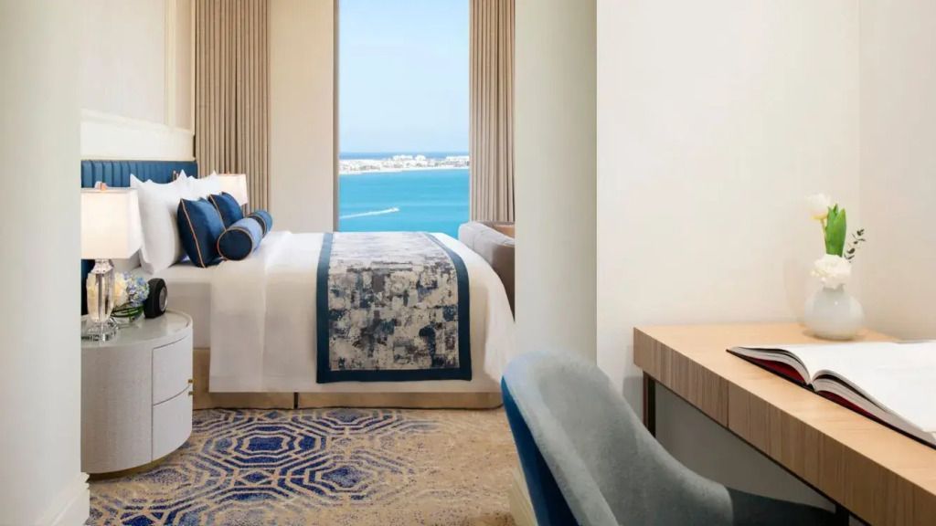 Gemütliches Schlafzimmer mit atemberaubendem Meerblick und elegantem Dekor
