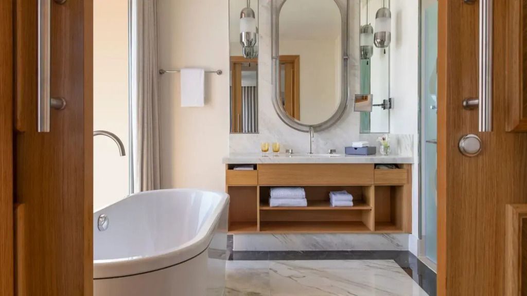 Luxuriöses Badezimmer mit freistehender Badewanne und eleganten Marmorelementen