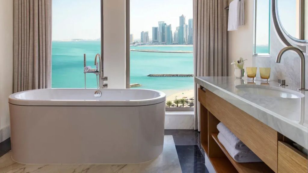 Freistehende Badewanne mit atemberaubendem Blick auf die Skyline und das Meer