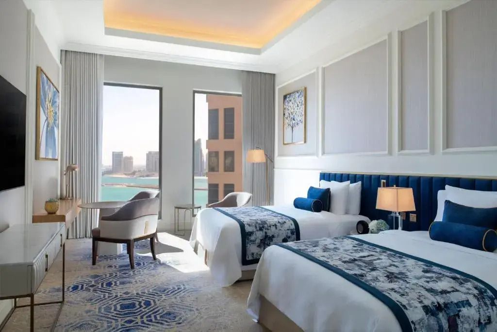 Luxuriöses Grand Deluxe Zimmer mit zwei Betten und Meerblick.