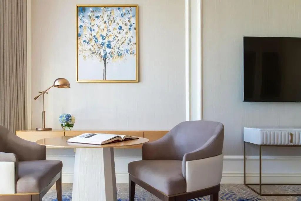 Sitzbereich im Grand Deluxe Zimmer mit kunstvollem Dekor.