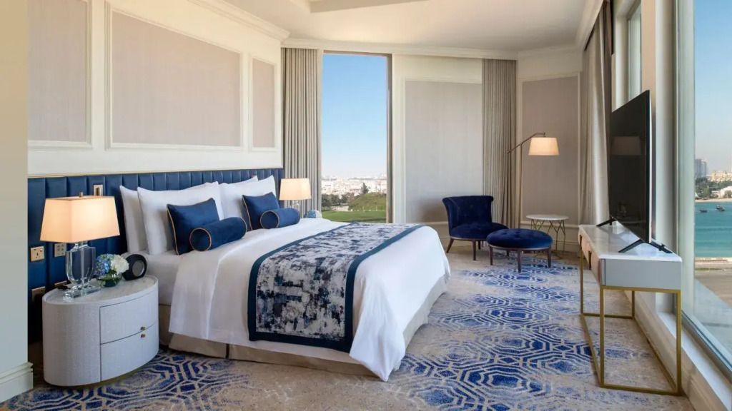 Luxuriöses Schlafzimmer mit großem Doppelbett und elegantem Design.