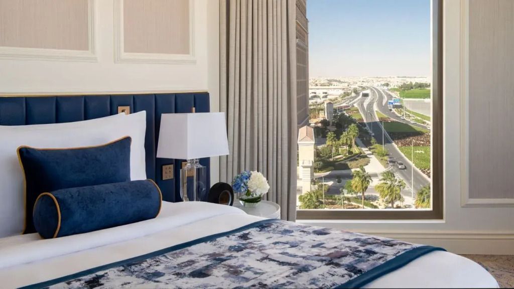 Geräumiges Zimmer mit Panoramablick aus dem Fenster auf die Stadt Doha.