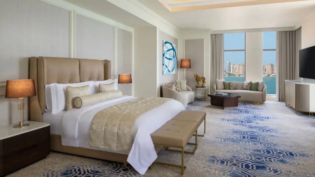 Luxuriöses Schlafzimmer mit Kingsize-Bett und eleganter Einrichtung, Blick auf die Stadt.