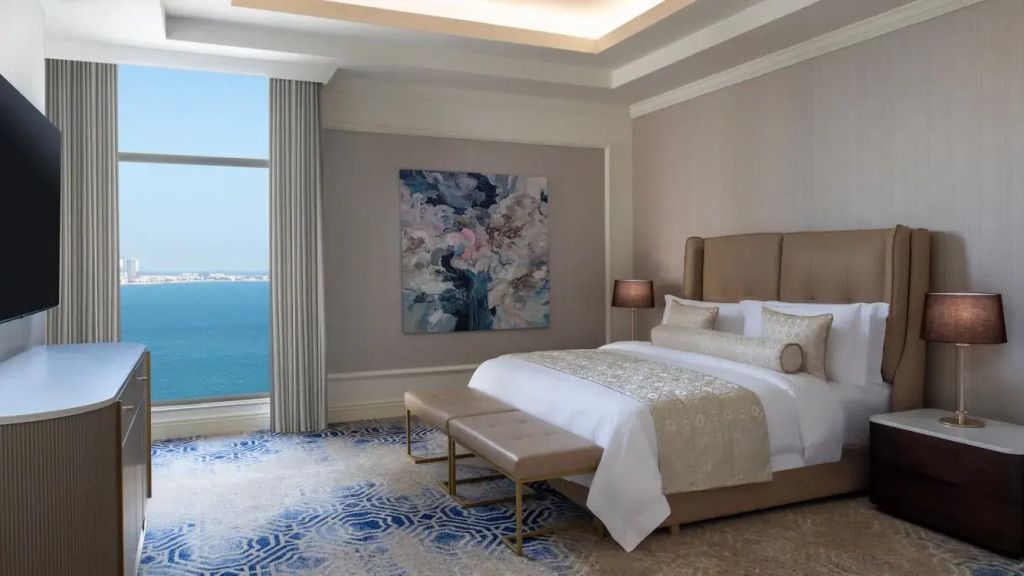 Modernes Schlafzimmer mit Meerblick, stilvolles Interieur und komfortable Annehmlichkeiten.
