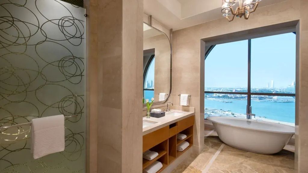 Luxuriöses Badezimmer mit Waschtisch und Badewanne, Panoramablick auf die Stadt.