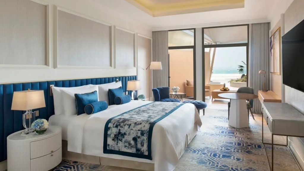 Geräumiges Zimmer mit Doppelbett und Zugang zur Terrasse mit Meerblick