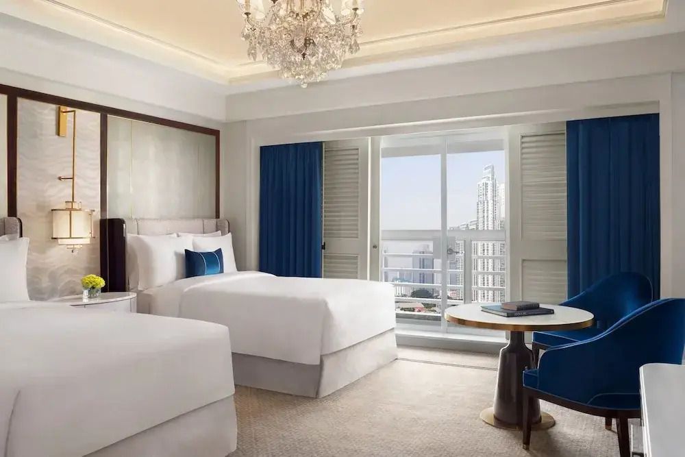 Elegantes Doppelzimmer mit zwei Einzelbetten und Balkon im The St. Regis Jakarta