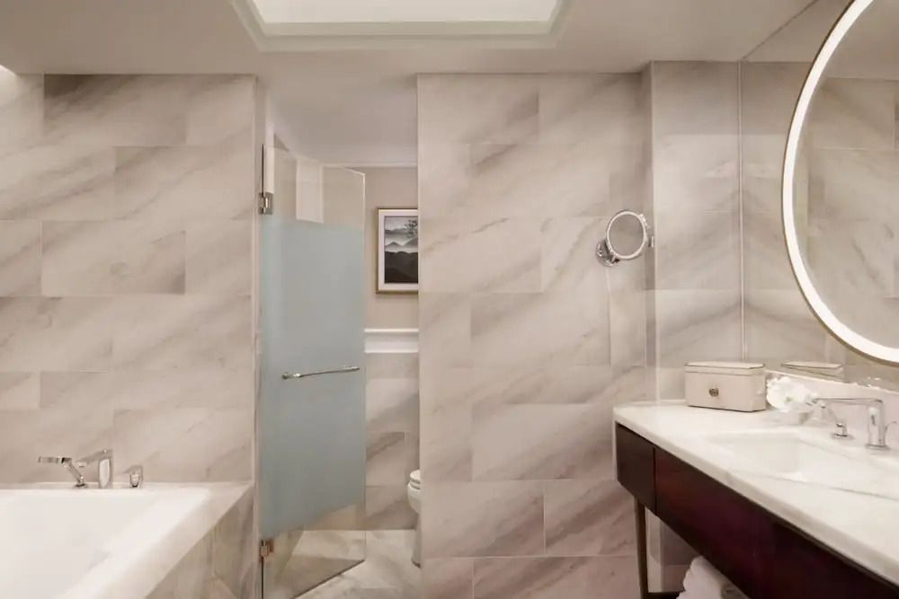 Modernes Badezimmer mit Marmorfliesen im The St. Regis Jakarta