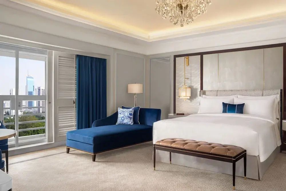 Luxuriöses Doppelzimmer mit Chaiselongue und stilvollen Kissen im St. Regis Jakarta