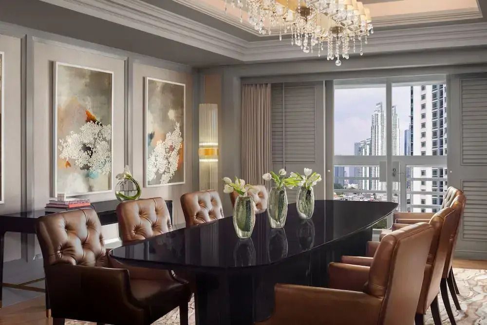 Luxuriöses Sitzungszimmer in der Präsidenten Suite mit eleganter Tischdekoration