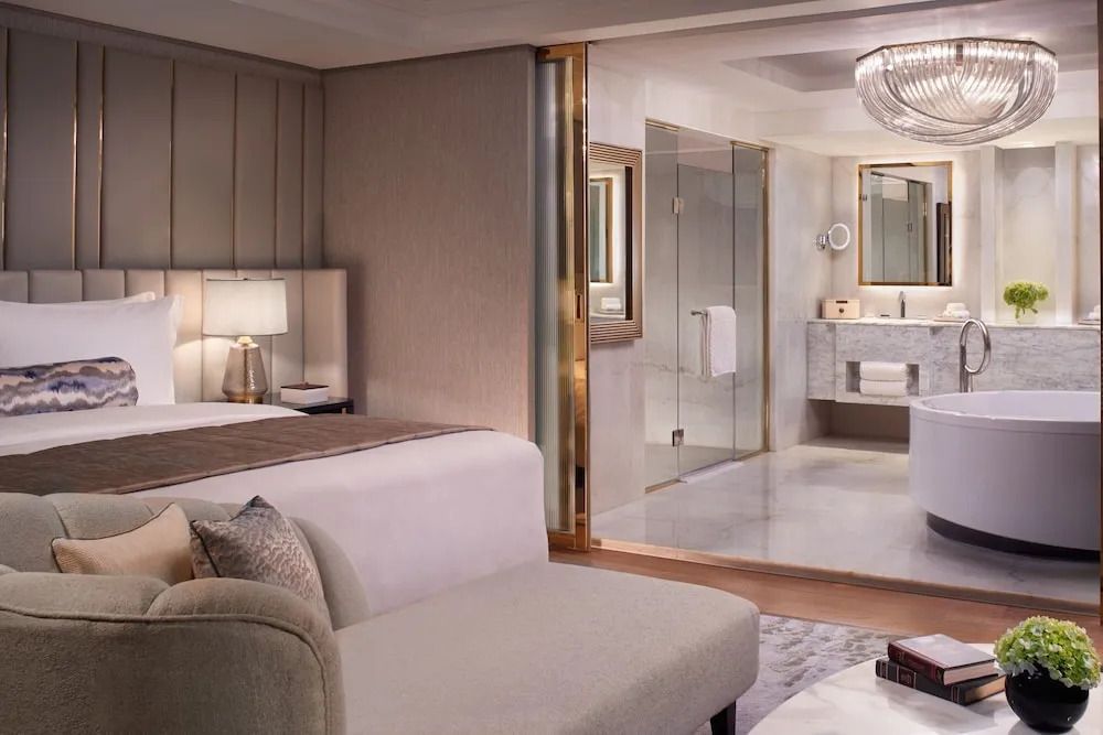 Geräumiges Schlafzimmer mit modernem Badezimmer in der Präsidenten Suite