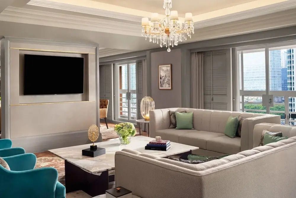 Luxuriöses Wohnzimmer der Präsidenten Suite mit eleganter Einrichtung und Kronleuchter.