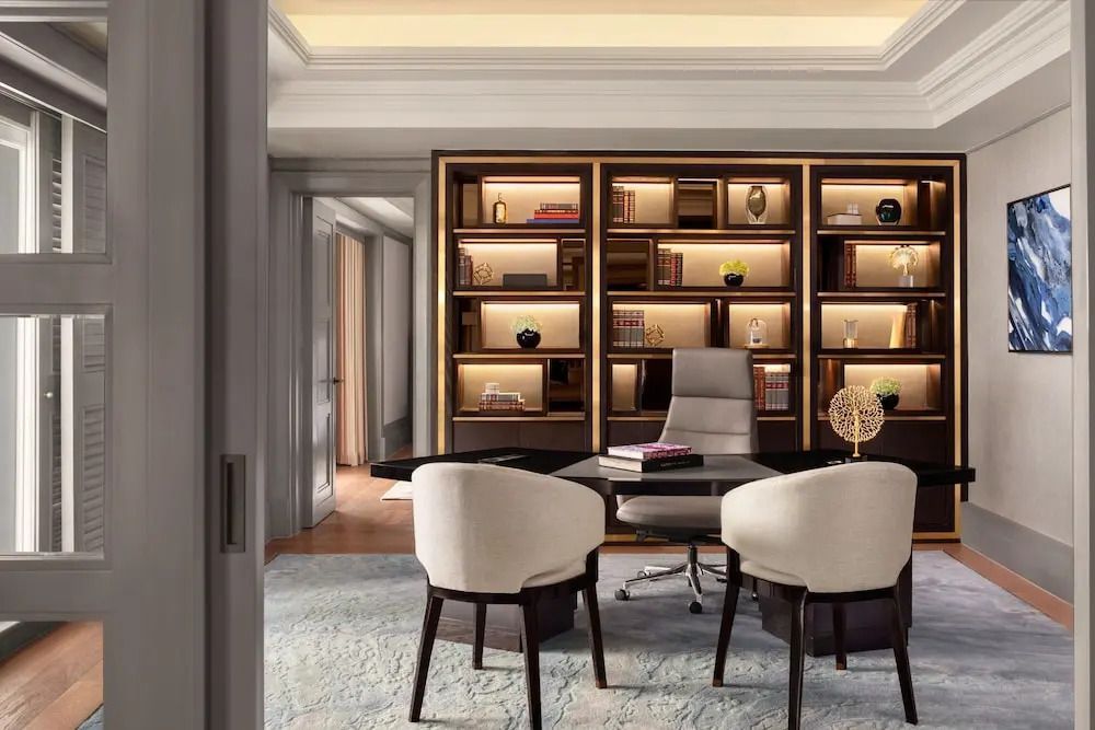 Stilvoll ausgestattetes Büro mit Bücherregal in der Präsidenten Suite des Hotels.