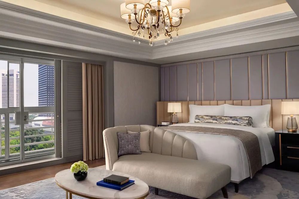 Luxuriöses Schlafzimmer der Präsidenten Suite mit großem Bett und eleganten Möbeln.
