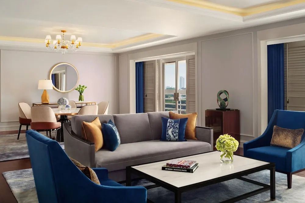 Elegantes Wohnzimmer in der Suite mit stilvollem Sofa und Balkonblick in Jakarta