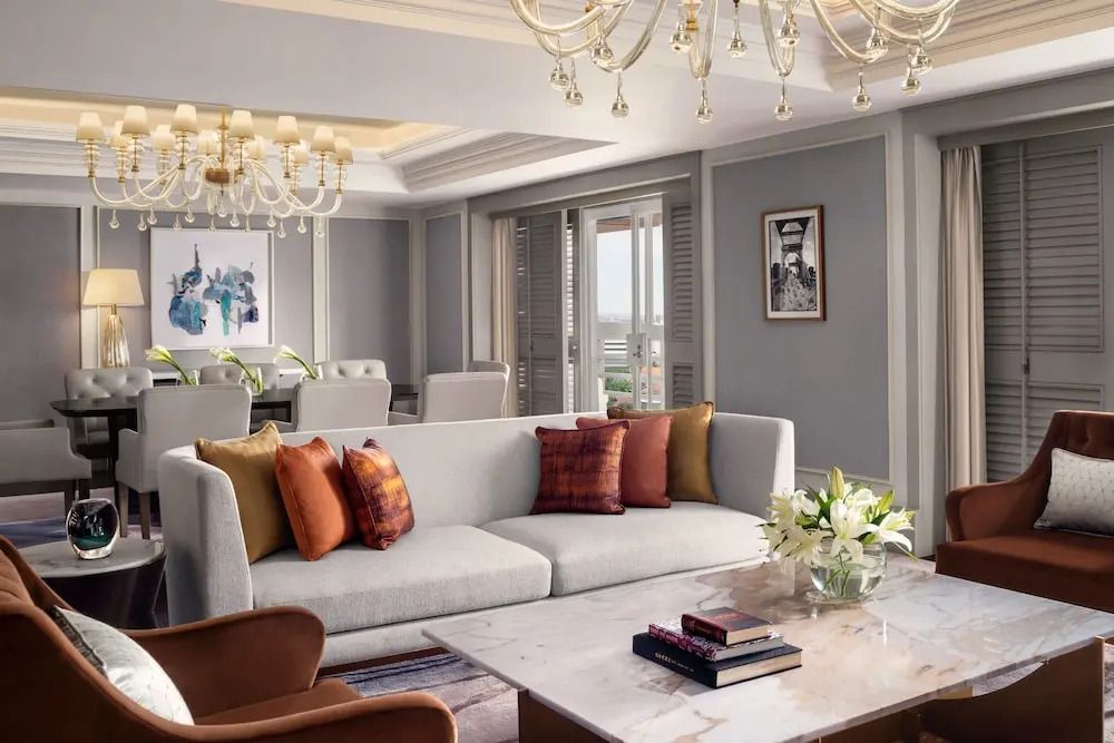 Moderner Wohnbereich der Suite mit großen Sofas und weißen Akzenten in Jakarta