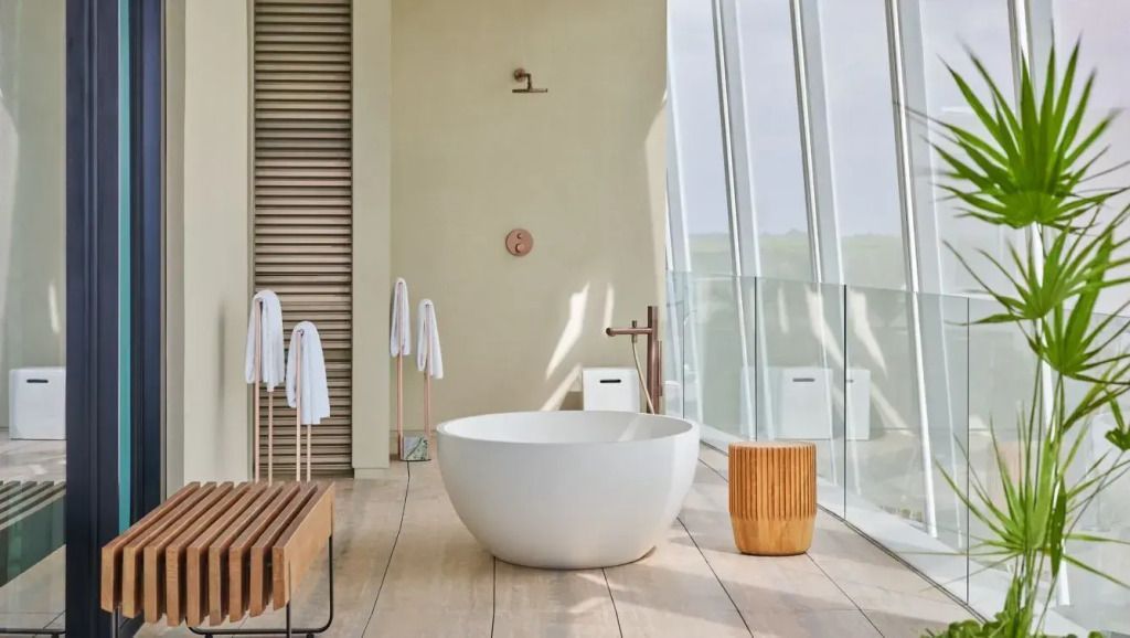 Moderne Badezimmerterrasse mit freistehender Badewanne und Handtuchhalter.