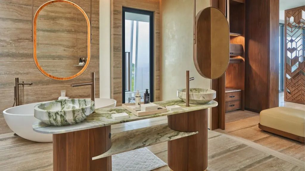 Luxuriöses Badezimmer mit Doppelwaschbecken, Marmortisch und modernen Akzenten.