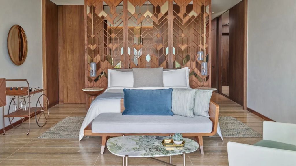Deluxe Zimmer mit elegantem Holzdekor und gemütlichem Sitzbereich