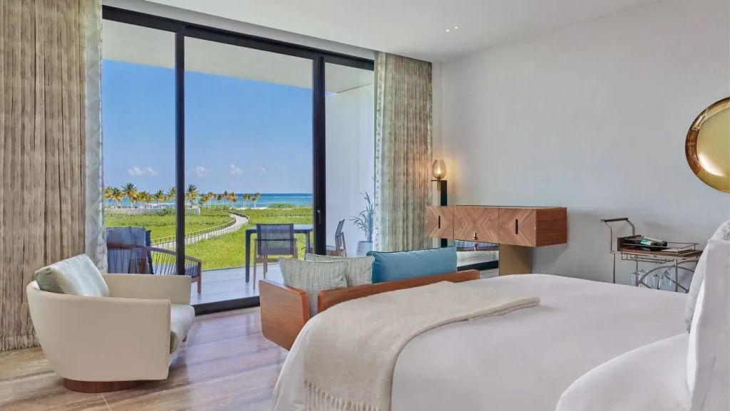 Zimmer mit Panoramablick auf die Terrasse und den Ozean