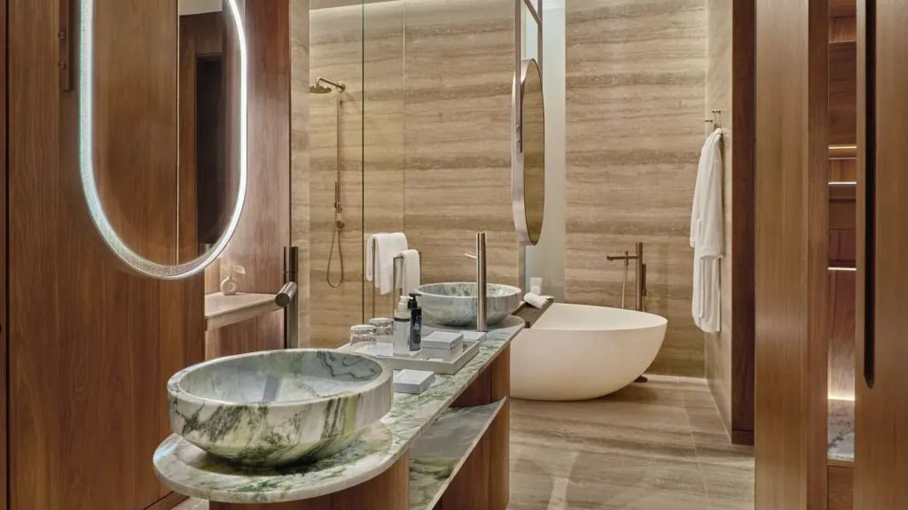 Modernes Badezimmer mit freistehender Badewanne und eleganter Waschtisch mit Designbecken.