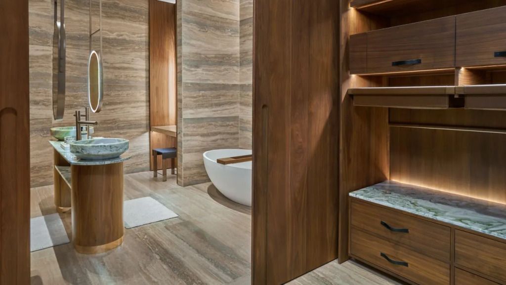 Stilvolles Badezimmer mit freistehender Badewanne und Holzvertäfelungen.