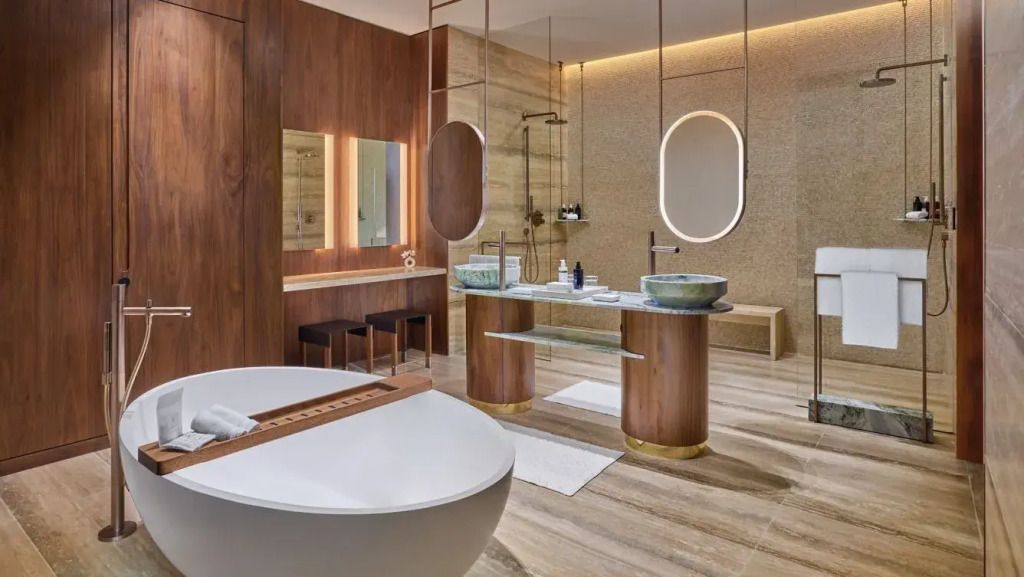 Luxuriöses Badezimmer mit freistehender Badewanne und Doppelwaschbecken