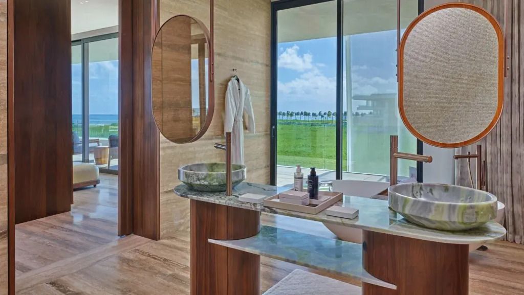 Modernes Badezimmer mit großem Fenster und stilvollen Akzenten