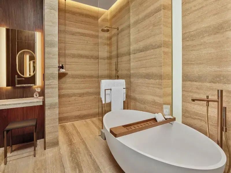 Elegantes Badezimmer mit freistehender Badewanne und Regendusche