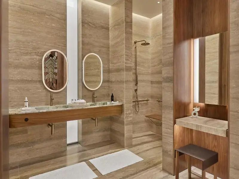 Doppelwaschbecken mit stilvollem Marmor und Holzverkleidung im Badezimmer