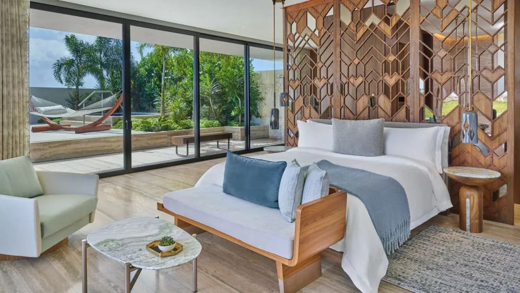 Luxuriöses Doppelzimmer mit eleganten Holzverzierungen und Gartenblick